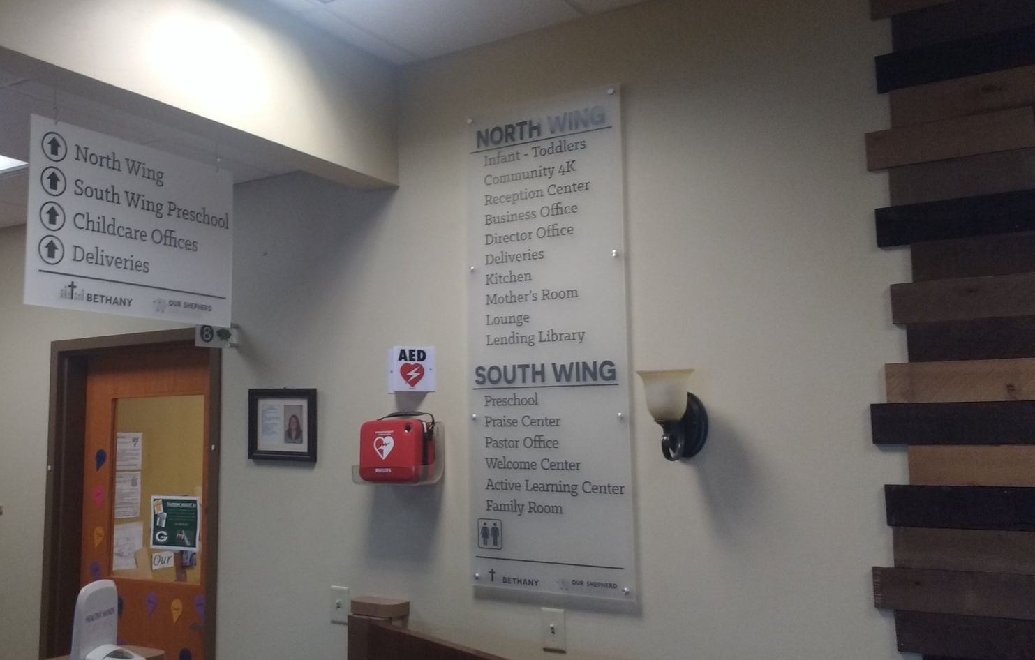 A sign on a wall that says south wing on it