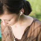 girlHeadphones2