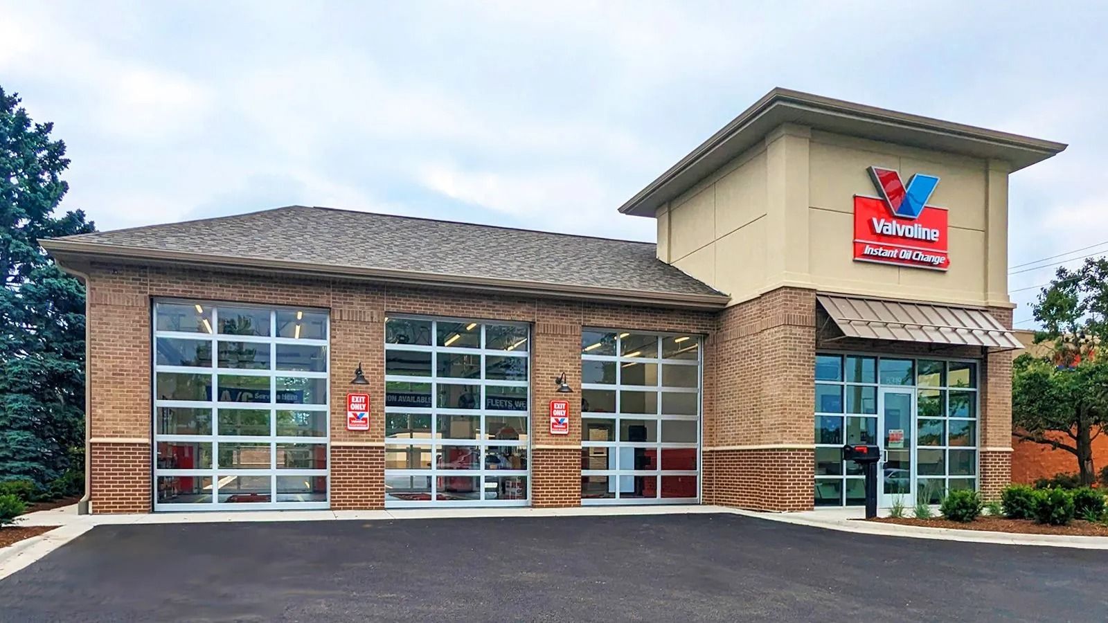 Wendy’s fast-food restaurant exterior with brick facade, large windows, and red sign on beige tower